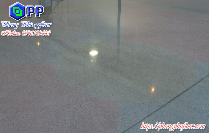 Đánh bóng sàn bê tông một cách hoàn hảo mang lại sự phản chiếu tuyệt đối